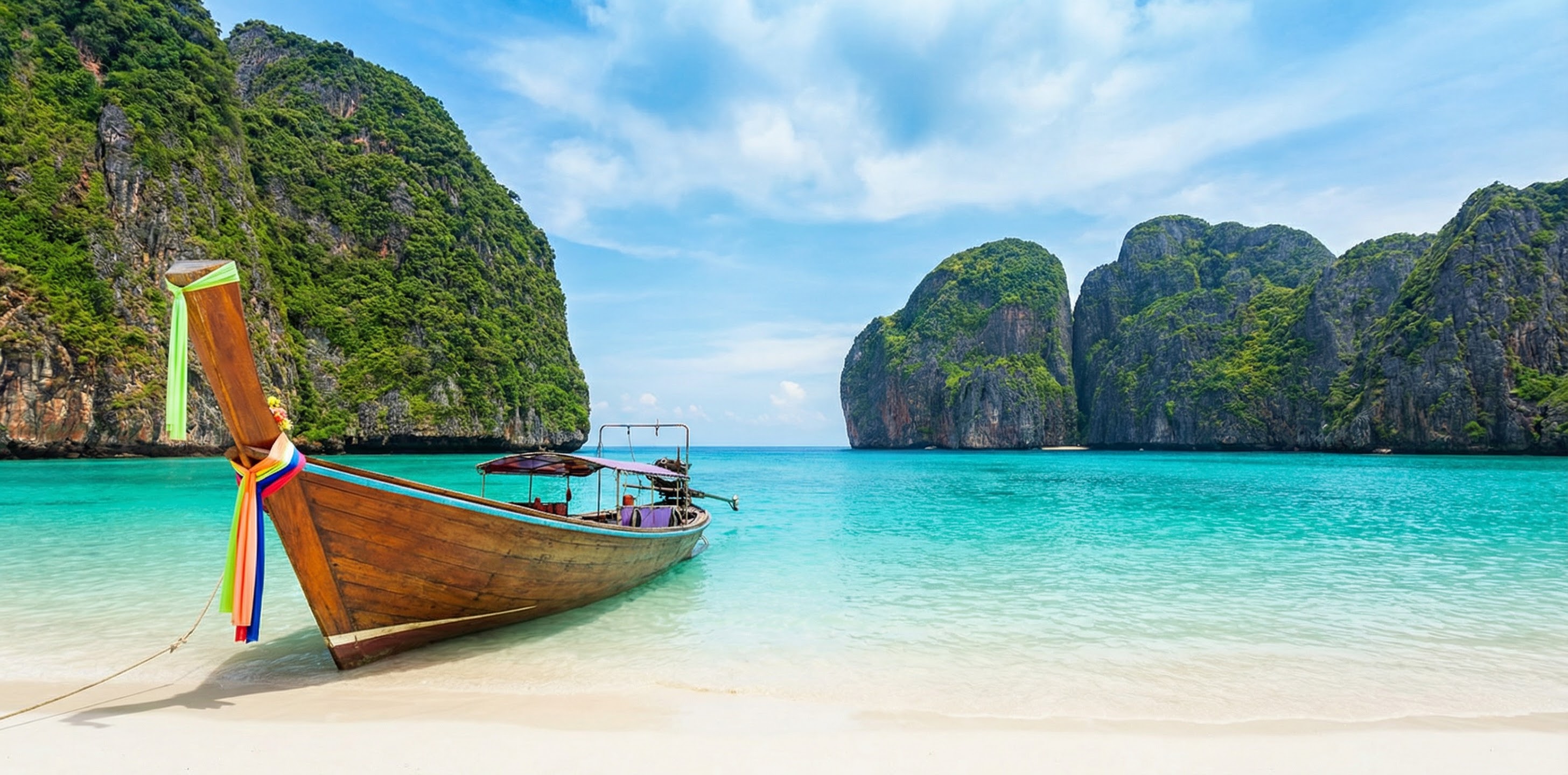 חוף תאילנדי טרופי – מים צלולים, סירת לונגטייל ואיים ירוקים. שירות טופס TDAC לתאילנד.